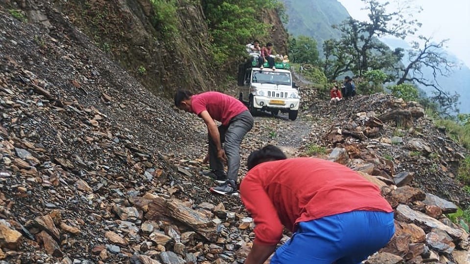 The first monsoon rains blocked the way to 40 villages in pithoragarh