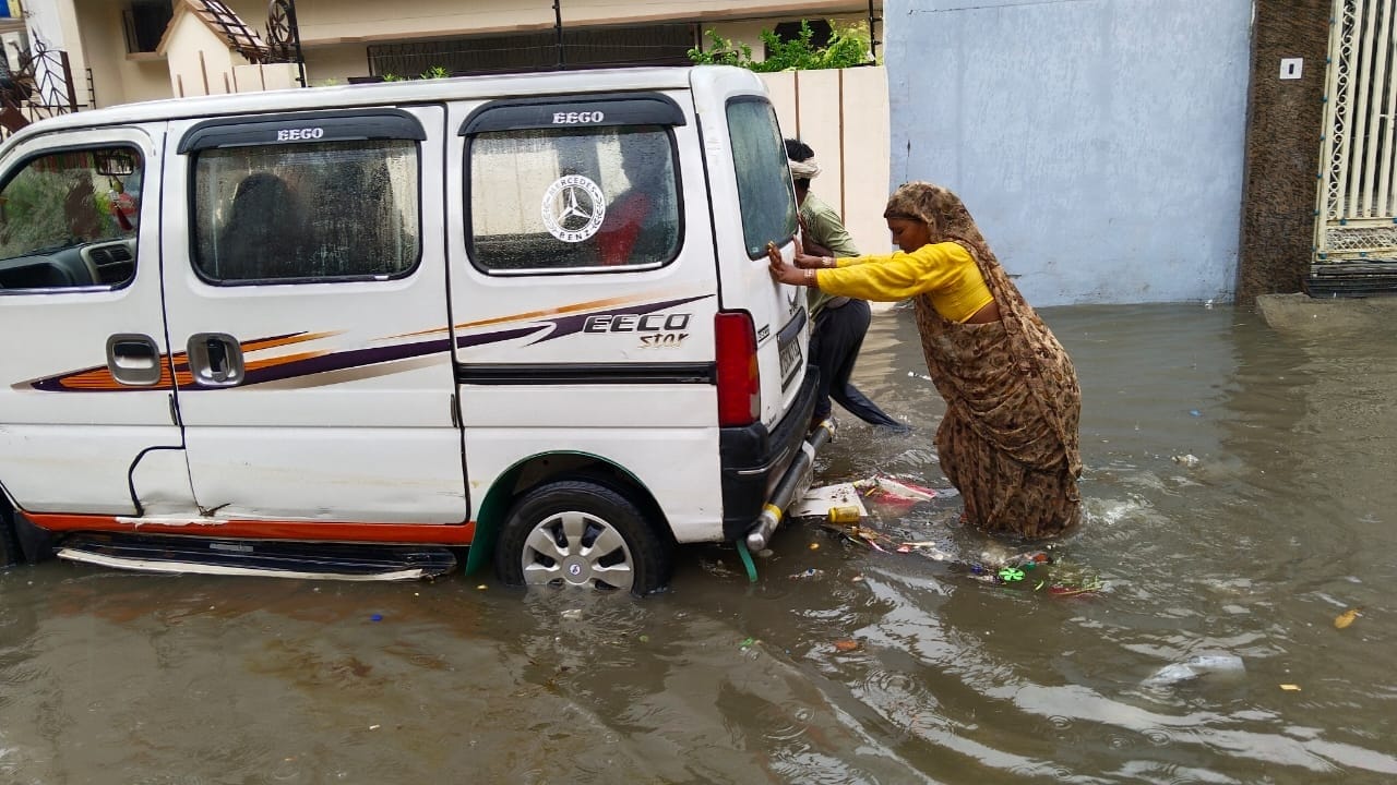 heavy rainfall in Budaun roads turned into ponds water entered homes and shops