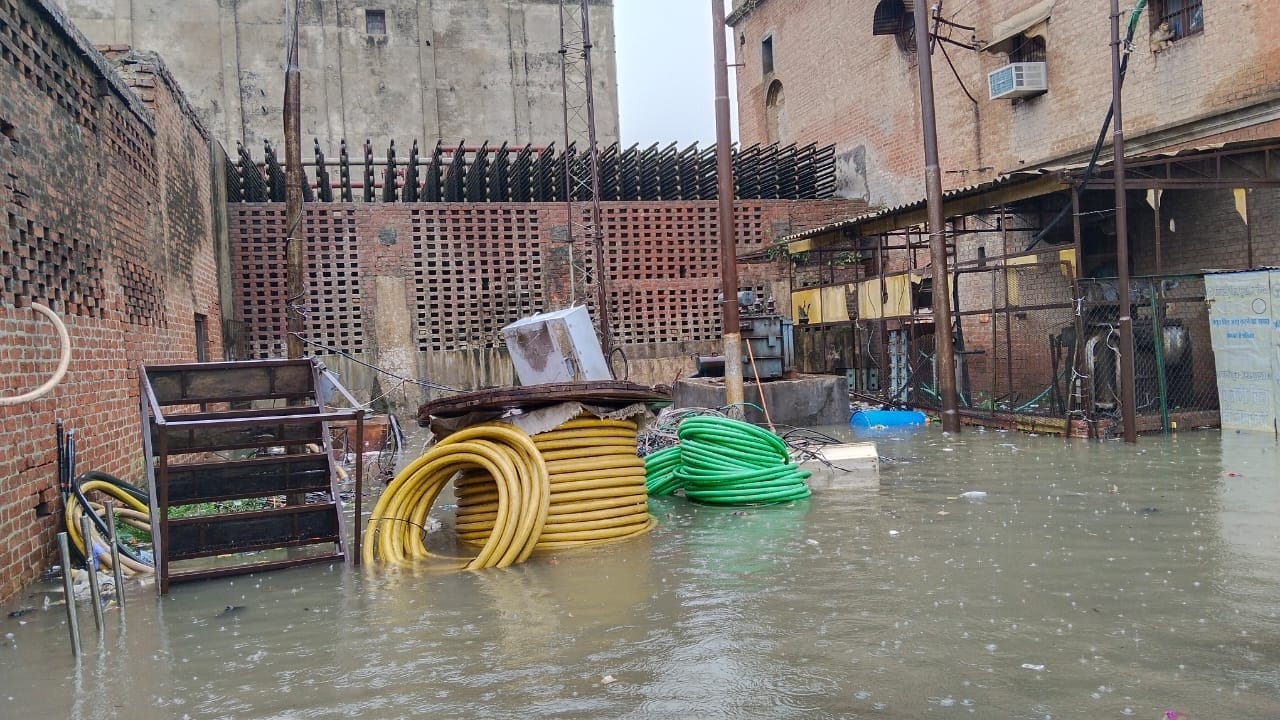 heavy rainfall in Budaun roads turned into ponds water entered homes and shops