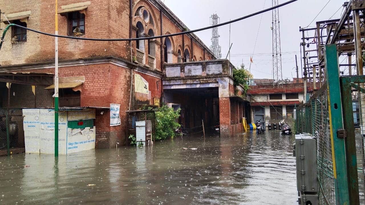 heavy rainfall in Budaun roads turned into ponds water entered homes and shops