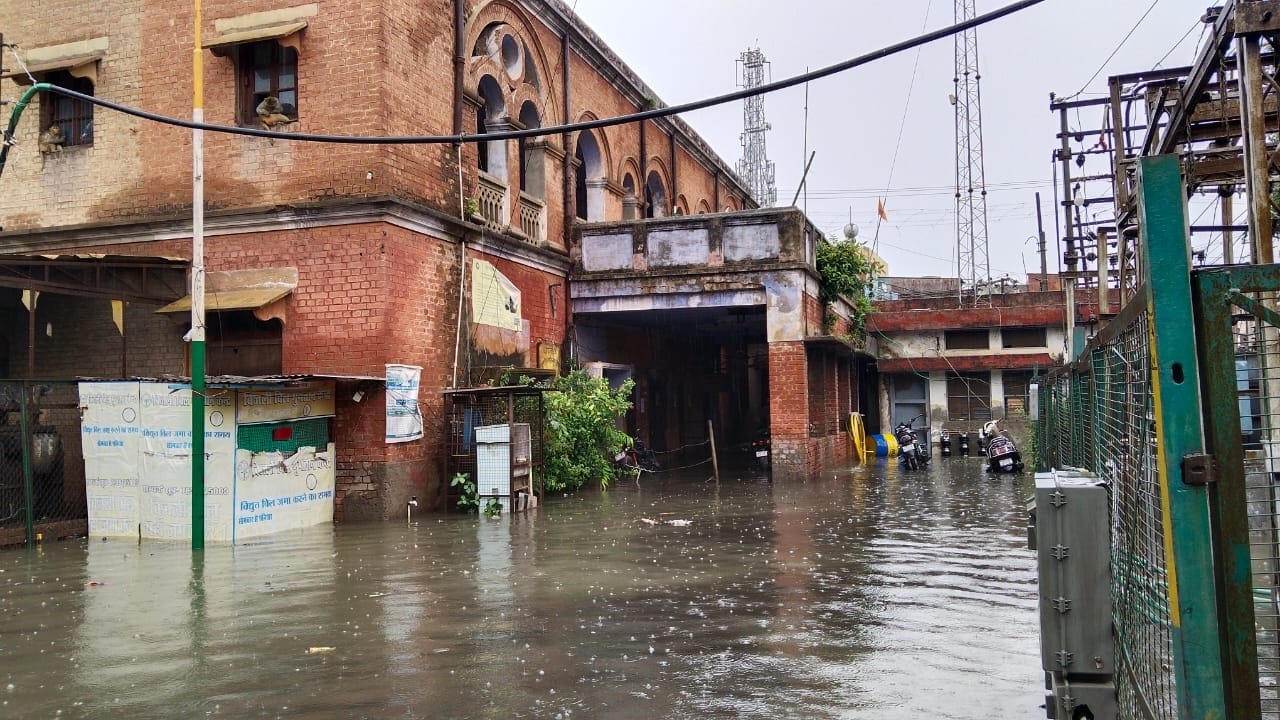 heavy rainfall in Budaun roads turned into ponds water entered homes and shops