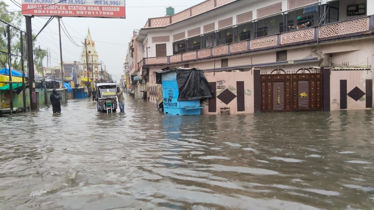 heavy rainfall in Budaun roads turned into ponds water entered homes and shops