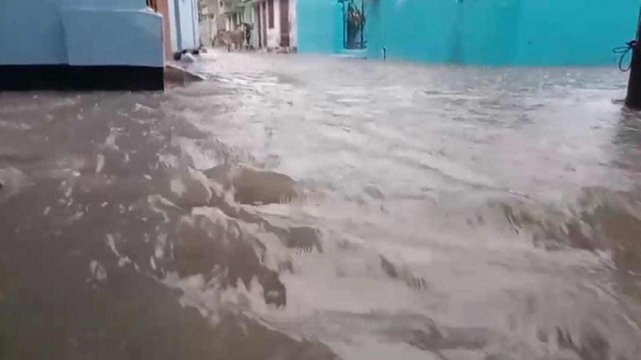 heavy rain disrupts normal life in Budaun waterlogging on the roads