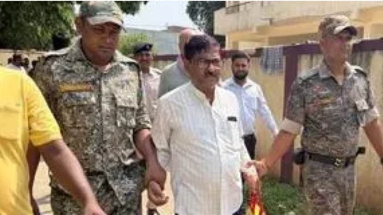 ACB arrests red handed while accepting bribe of 8 Thousand Bribery in government school