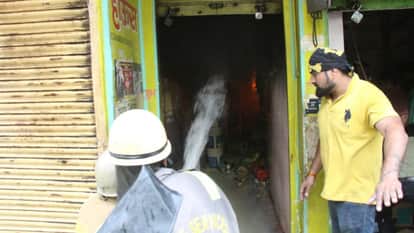 Jhansi: Blaze erupts at Chaudhary Paint House on Gandhi Road; 25-foot-high flames spark panic