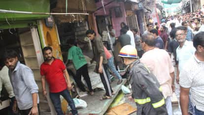 Jhansi: Blaze erupts at Chaudhary Paint House on Gandhi Road; 25-foot-high flames spark panic