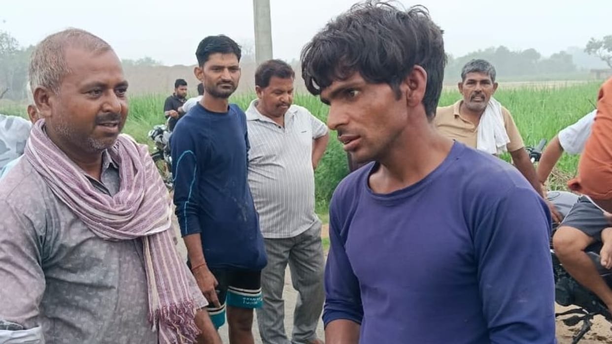 Villagers caught thief cutting power lines beat him up and handed him over to the police