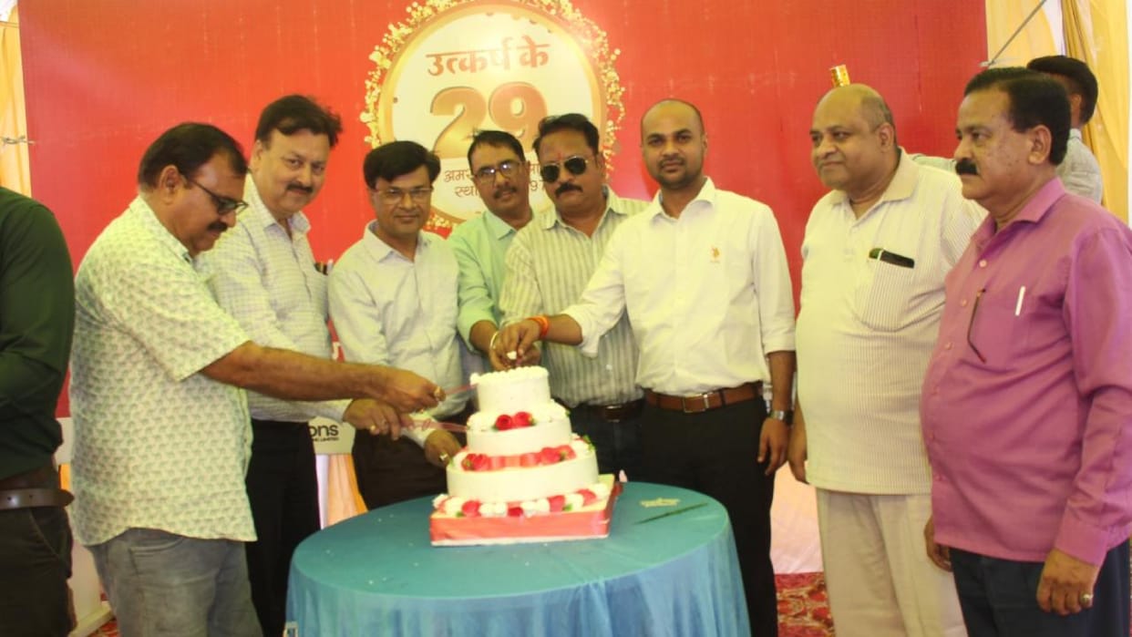 Jhansi: Amar Ujala's 29th Foundation Day celebrated with grandeur; retired employees honored.