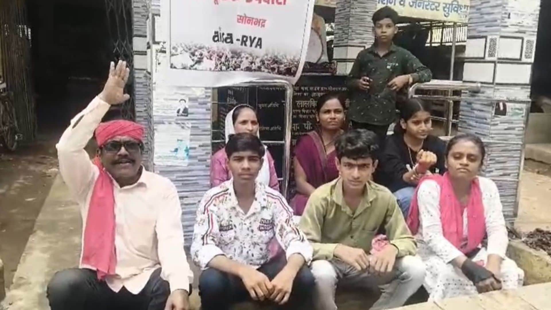 अनशनरत लोगों ने उपजिलाधिकारी सदर को ज्ञापन सौंपा।