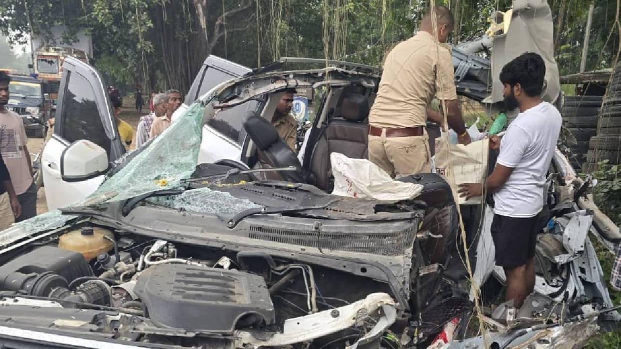 UP: Horrific accident on Ayodhya-Lucknow National Highway; truck and Scorpio collide; three dead, four injured