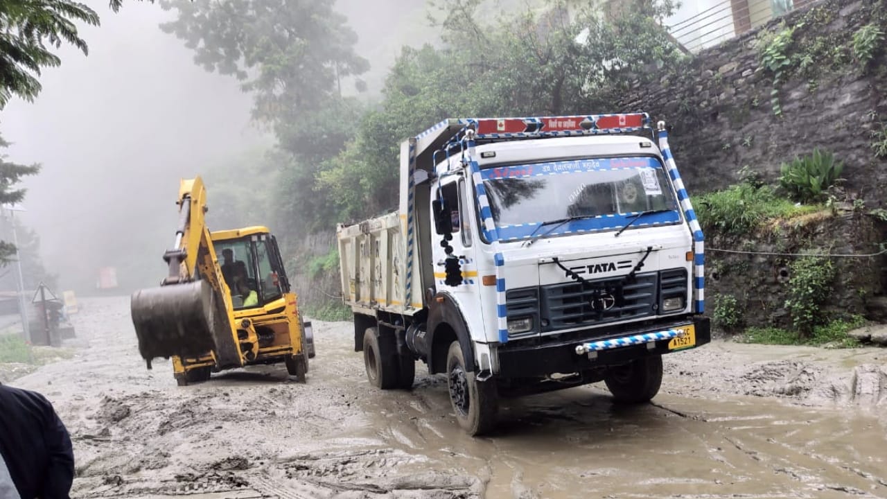 Uttarakhand Rain Havoc Elderly Couple Rescued After Debris Enters Home in Joshimath Badrinath chamoli News
