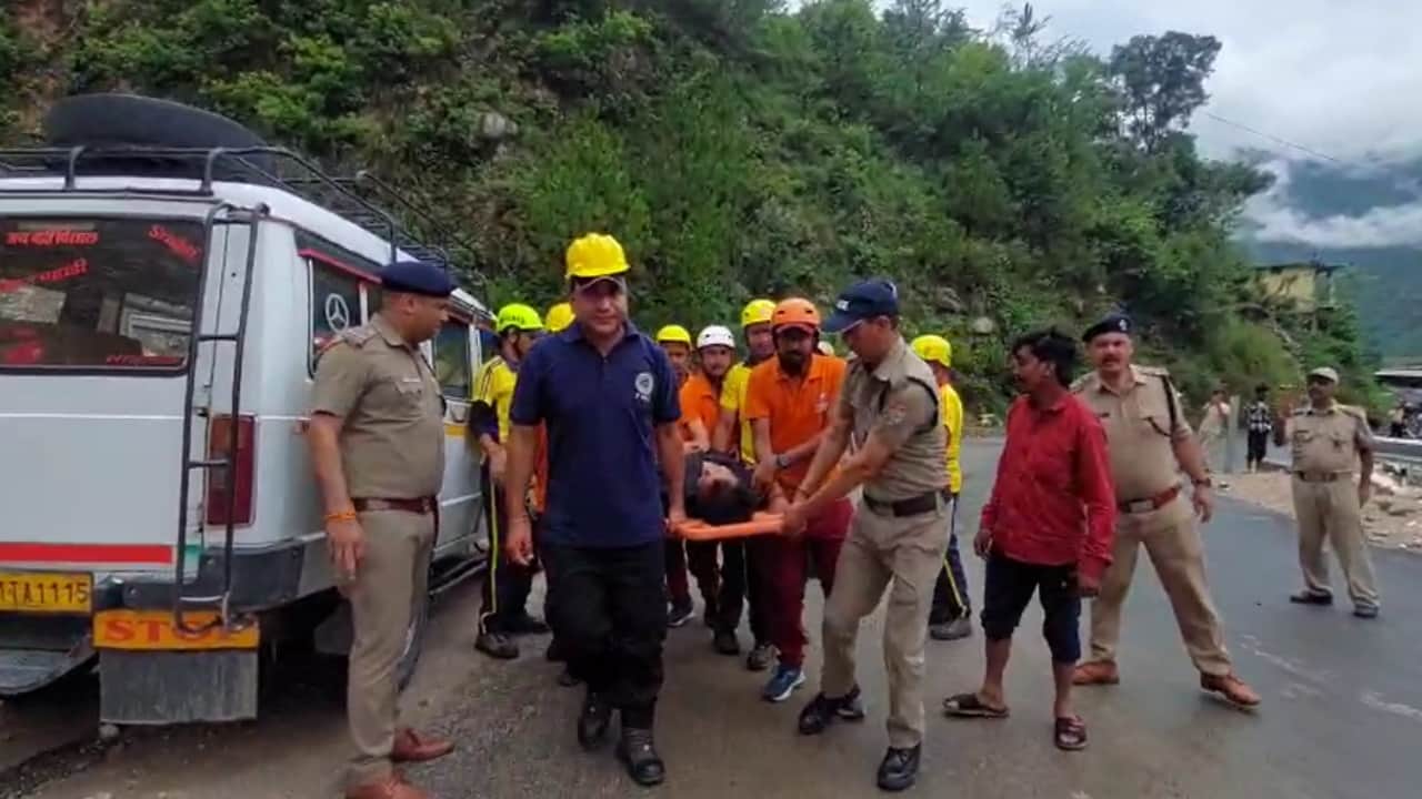 घायल को सुरक्षित स्थान पर ले जाती टीम