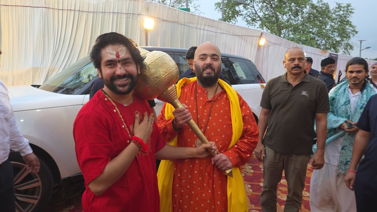 Anant Ambani reached Bageshwar Dham: Darshan of Balaji, worshiped 11 girls and took blessings