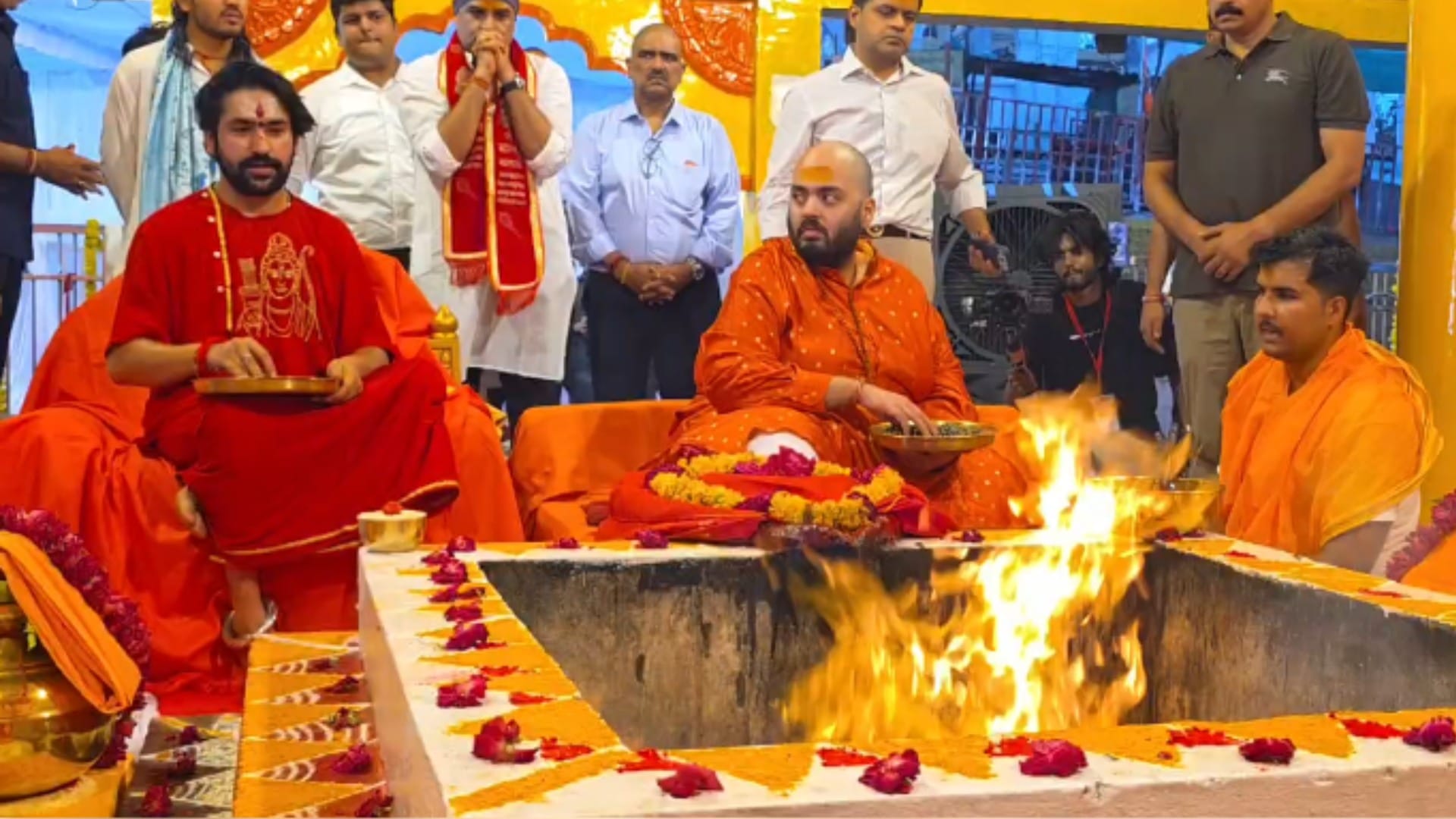 Anant Ambani reached Bageshwar Dham: Darshan of Balaji, worshiped 11 girls and took blessings