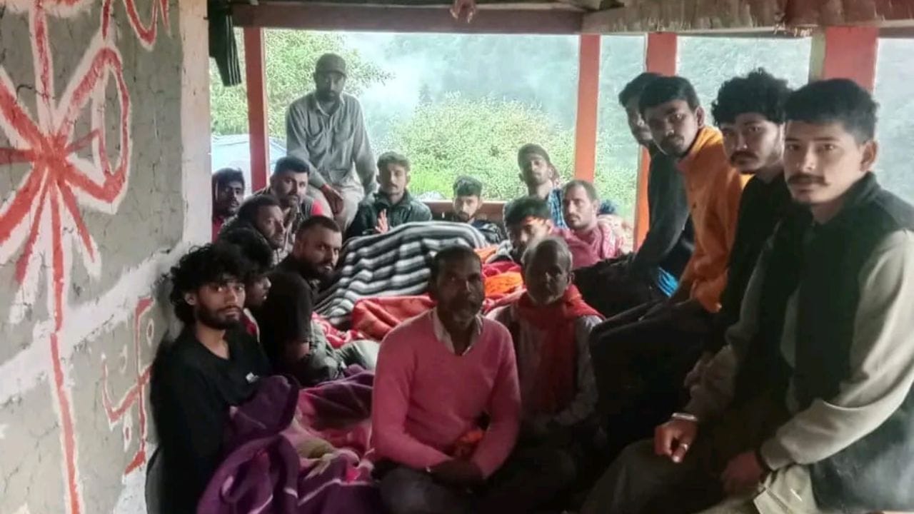 बन्नी माता मंदिर के पास फंसे श्रद्धालु।