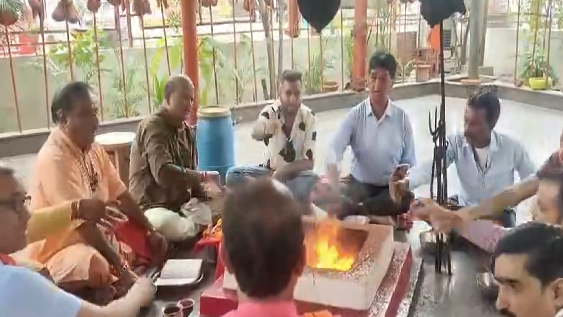 वरुण यज्ञ करते श्रद्धालु