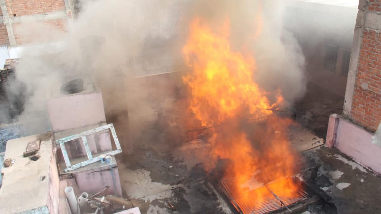 Jhansi: Blaze erupts at Chaudhary Paint House on Gandhi Road; 25-foot-high flames spark panic