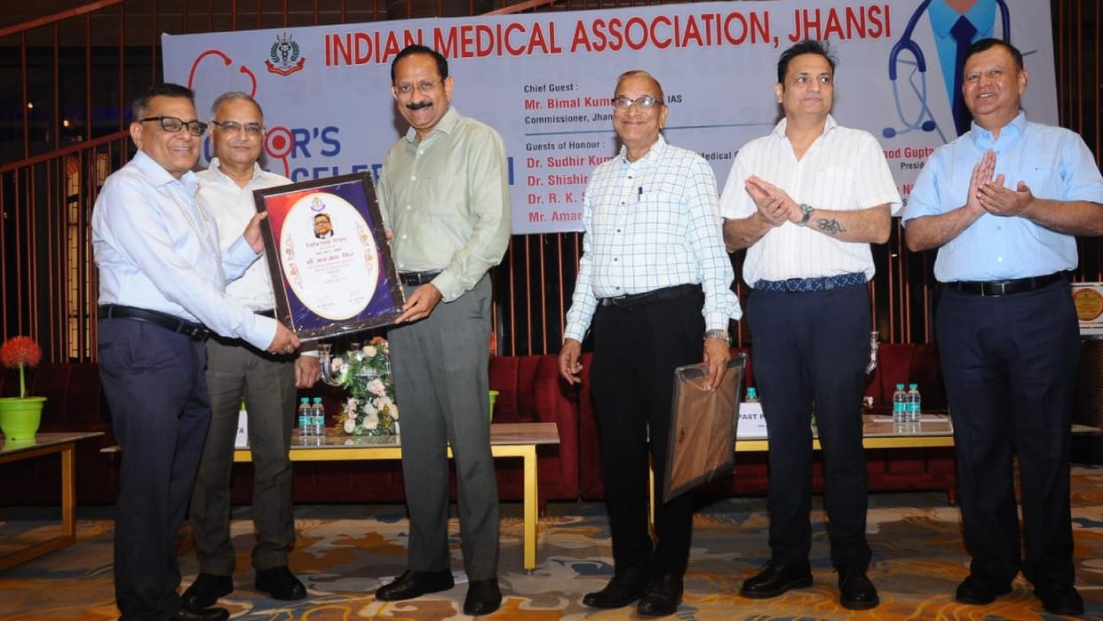 Jhansi: MBBS doctors and sportspersons from the 1978-79 batch were felicitated on Doctors' Day.