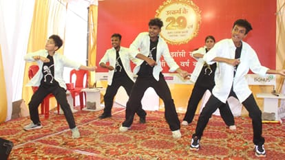 Jhansi: Amar Ujala's 29th Foundation Day celebrated with grandeur; retired employees honored.