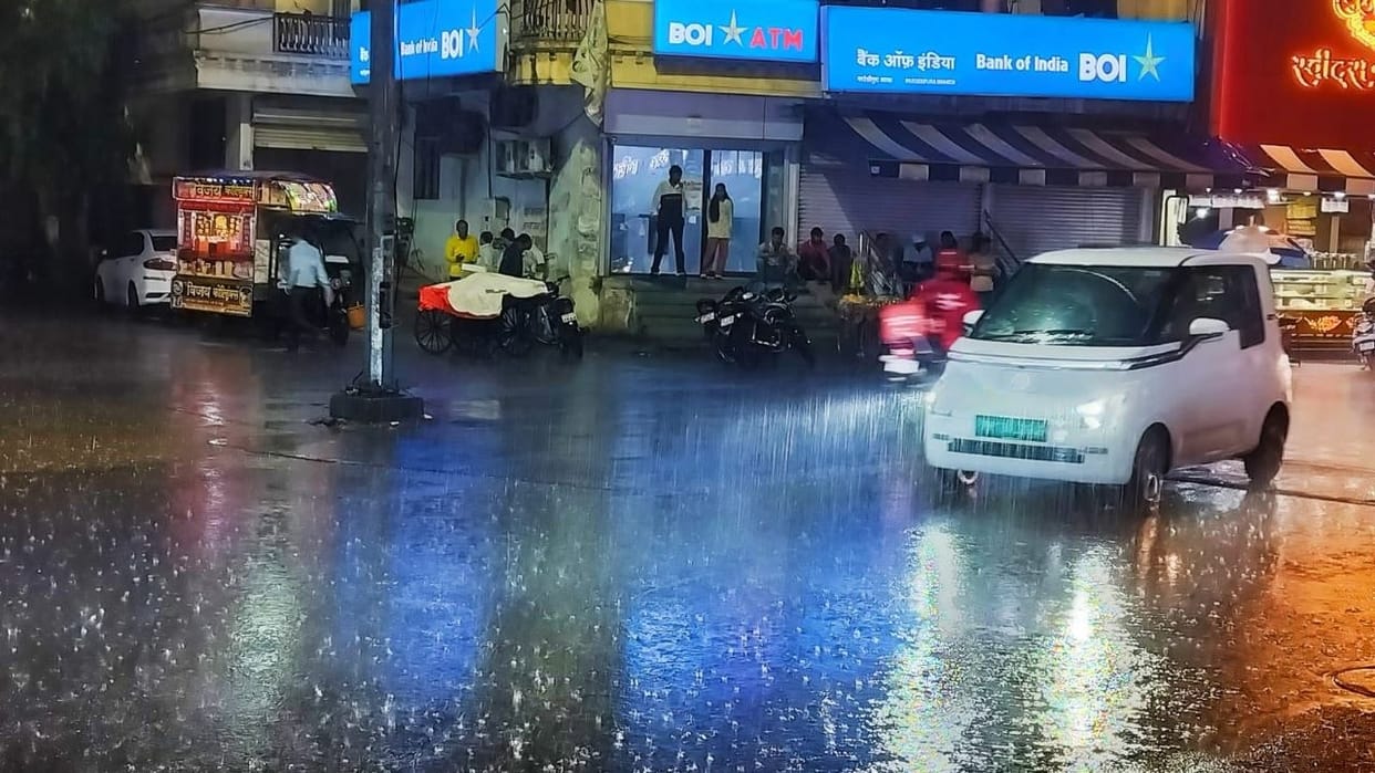 Indore News Heavy Rain Lashes Indore Leading To Severe Waterlogging And Traffic Jams