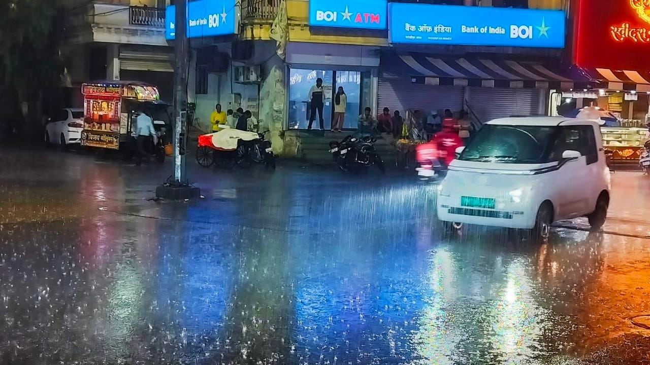 गुरुवार शाम को तेज बारिश हुई। फोटो- जयेश मालवीय