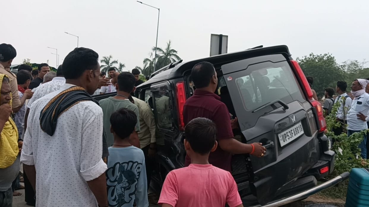 Road accidents in Varanasi Three injured after Scorpio hits and four injured in bus and auto-rickshaw accident