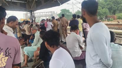 हादसे के बाद मौके पर मौजूद लोग व पुलिस