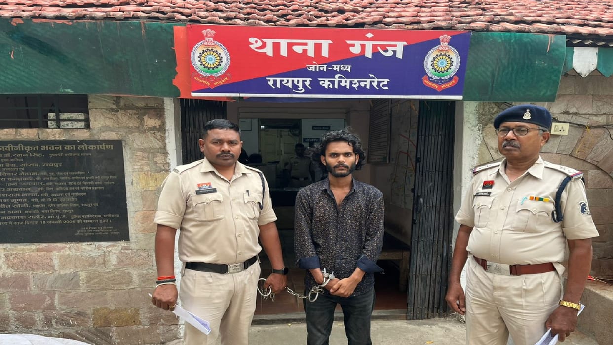 smuggler from UP was arrested in Raipur with over 10 kg ganja, he was taking consignment from Odisha to Meerut