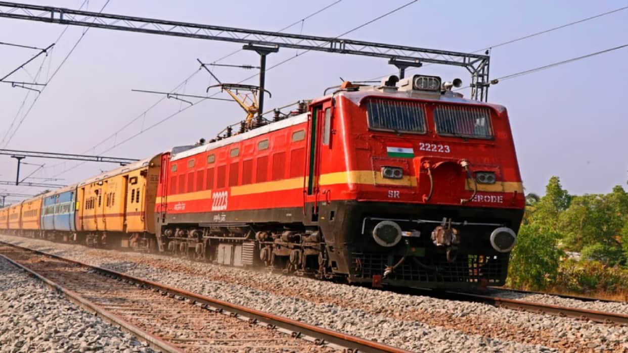 Kanpur: MEMU suffers power failure; train operations on the main line stalled for two hours