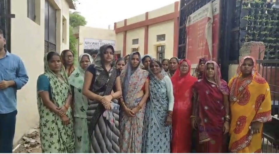 Women protest at pumping station over water crisis in Agra