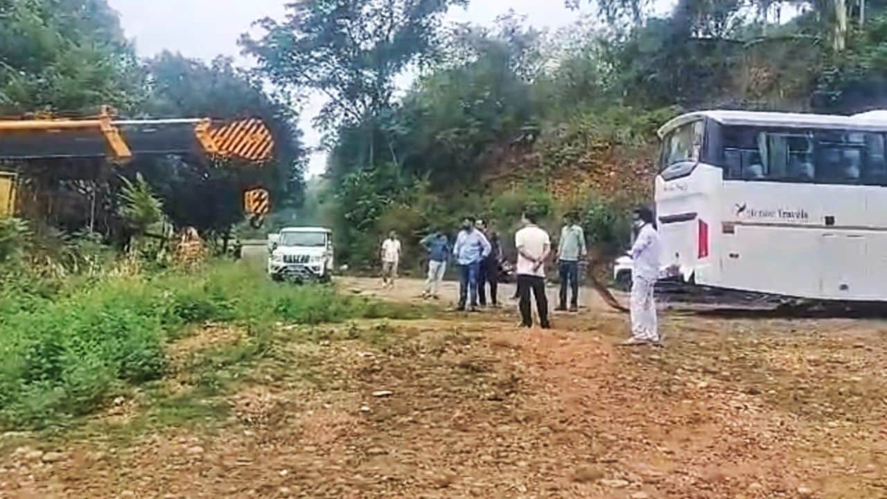 कांगड़ा के ढलियारा में बड़ा हादसा टलने के बाद सुरक्षित खड़ी टूरिस्ट बस।