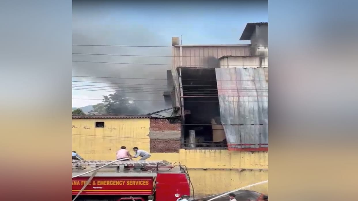 Sirmaur: Massive fire at a carton factory in Kala Amb; losses estimated in the crores.