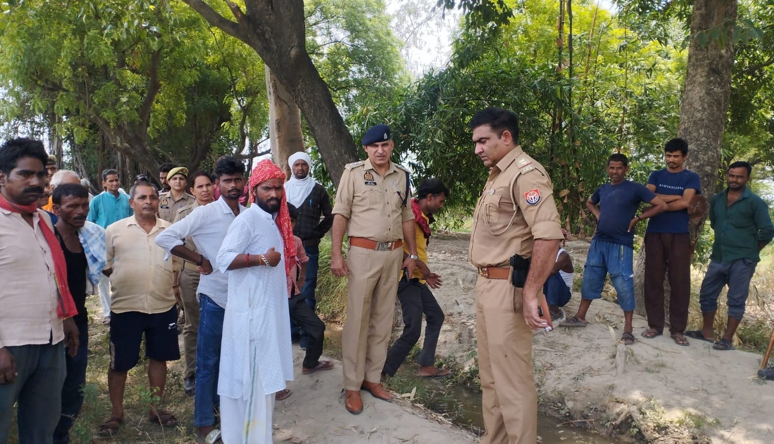घटनास्थल पर जांच करती पुलिस