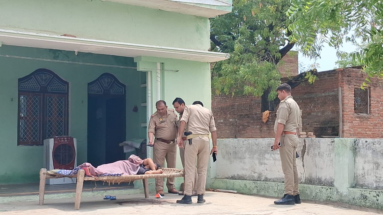 घटनास्थल पर जांच करती पुलिस