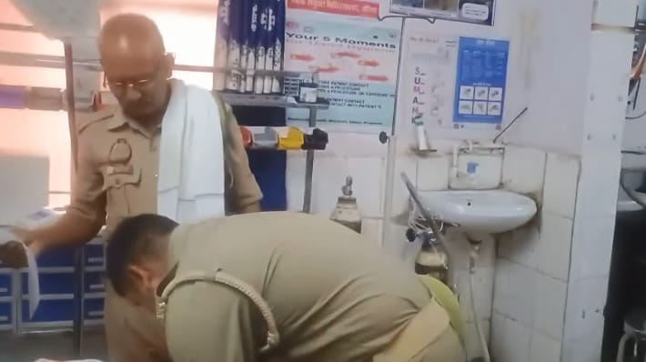 हॉस्पिटल में जांच करती पुलिस