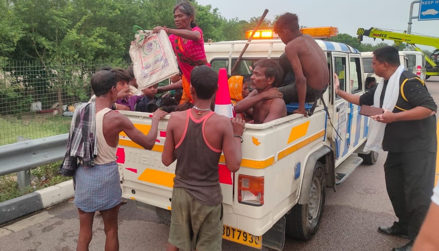 Unnao Accident Drunk driver speeds bus crashes into car after breaking through divider five dead