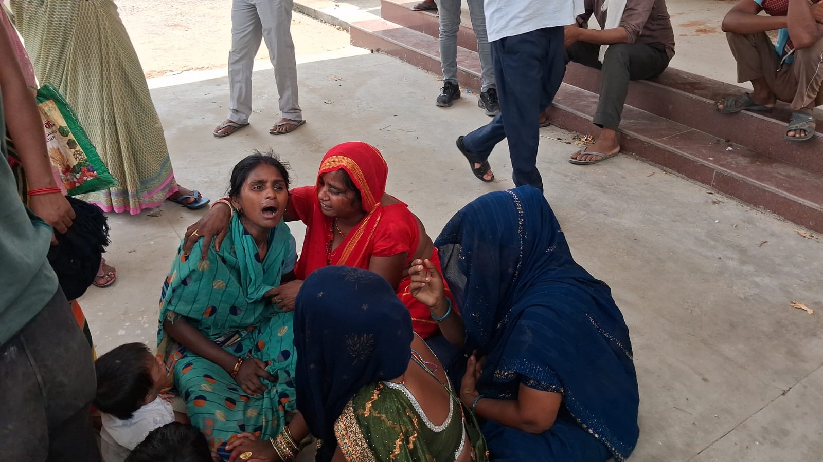 रोते बिलखते परिजन