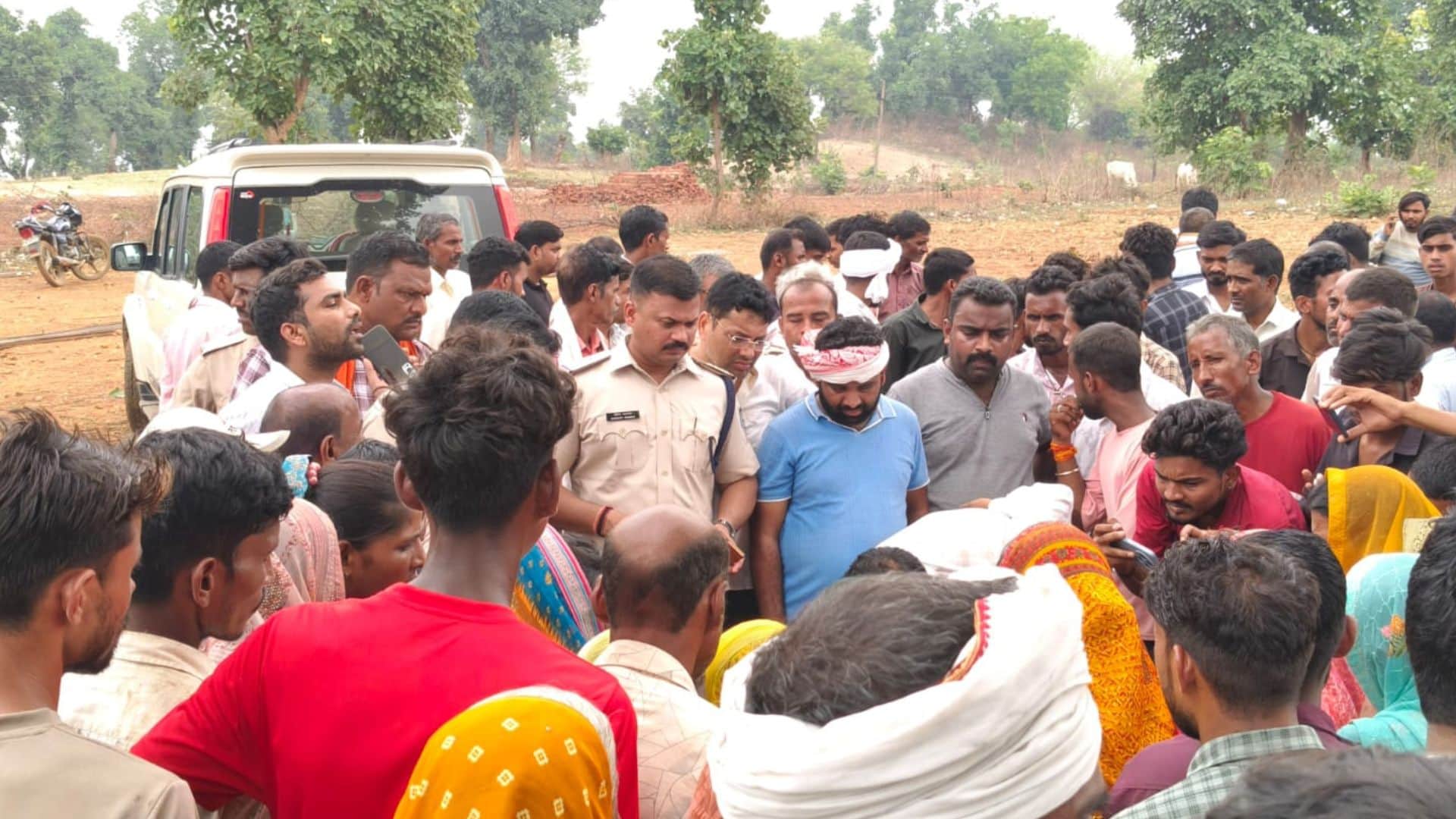 किसान की माैत के बाद जुटी भीड़।