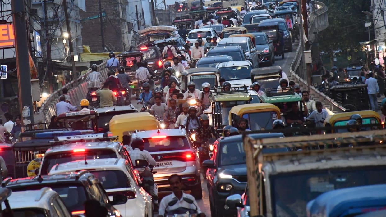 UPTET Over about 1 lakh people flocked to Varanasi 5-minute journey took 35 minutes traffic jams