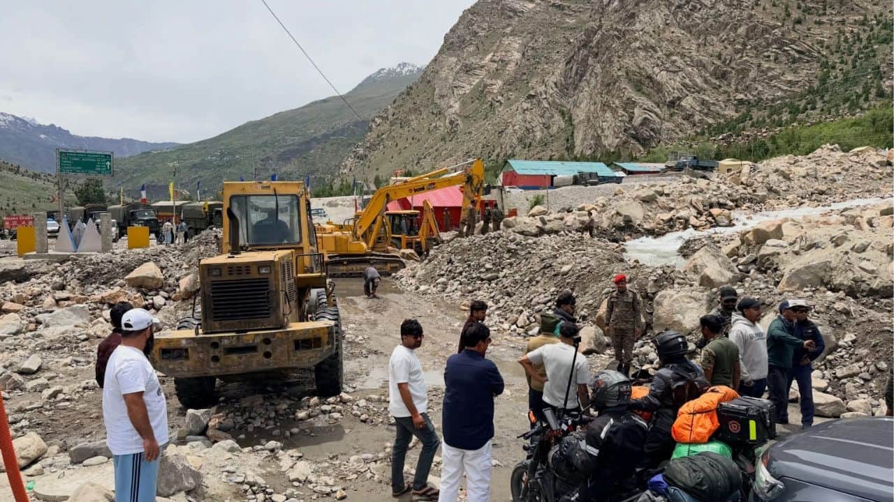 मनाली-लेह हाईवे पर बादल फटने से बंद पड़े मार्ग पर यातायात बहाल करने के लिए जुटी बीआरओ की मशीनरी।
