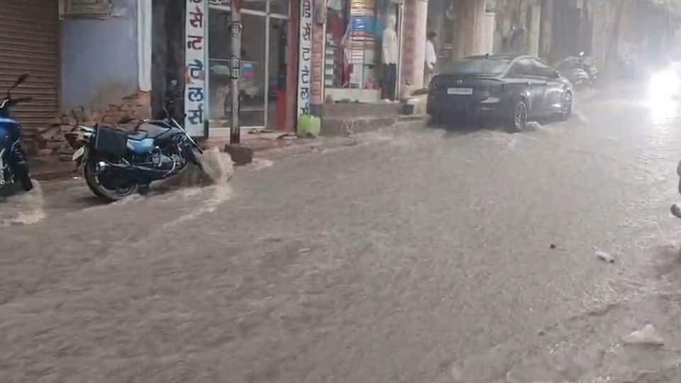 Heavy rains disrupt normal life in Manendragarh-Chirmiri waterlogging on roads and power outages reported