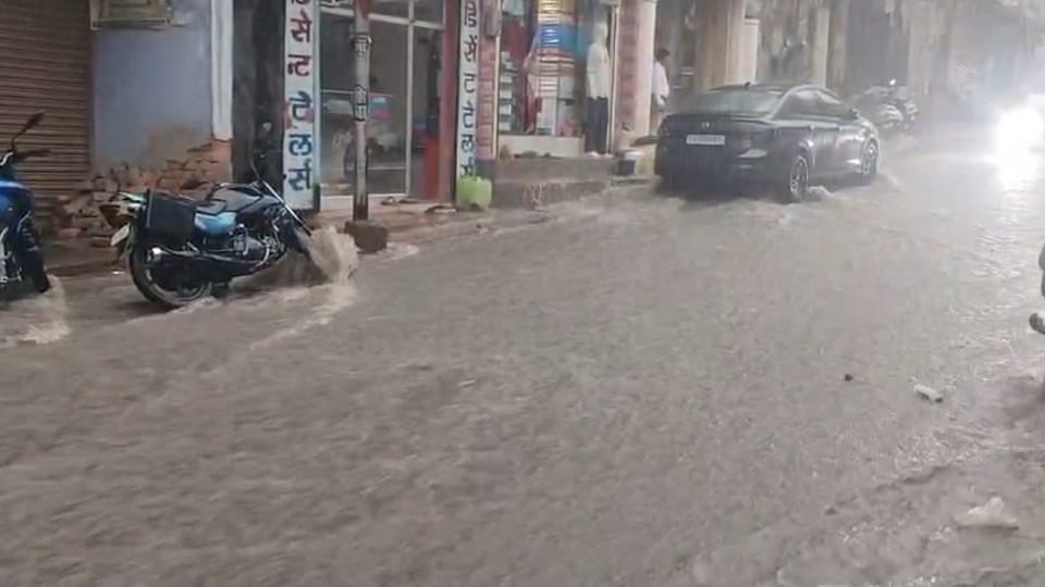 Heavy rains disrupt normal life in Manendragarh-Chirmiri waterlogging on roads and power outages reported