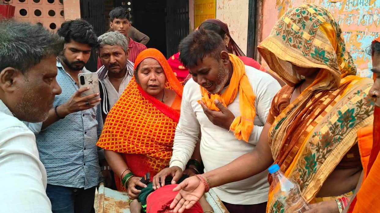 Siblings die after being struck by lightning in Raebareli.