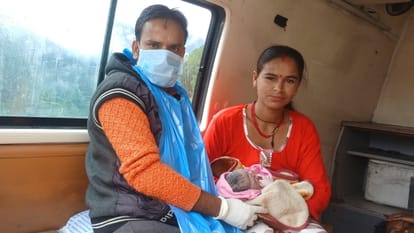 महिला ने एंबुलेंस में ही दिया बच्चे को जन्म