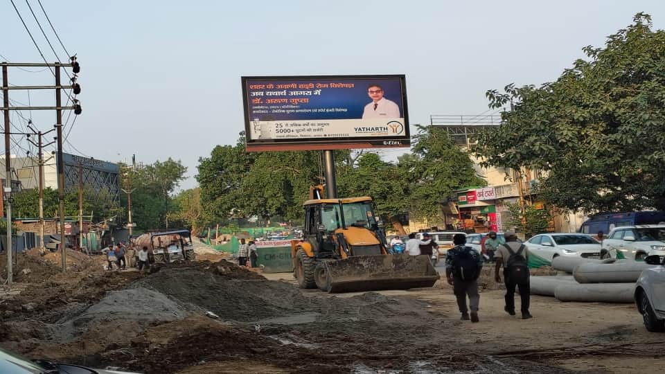 CM Grid Work Turns Chaotic: Dust, Traffic Jams and School Rush Hit Agra’s Delhi Gate