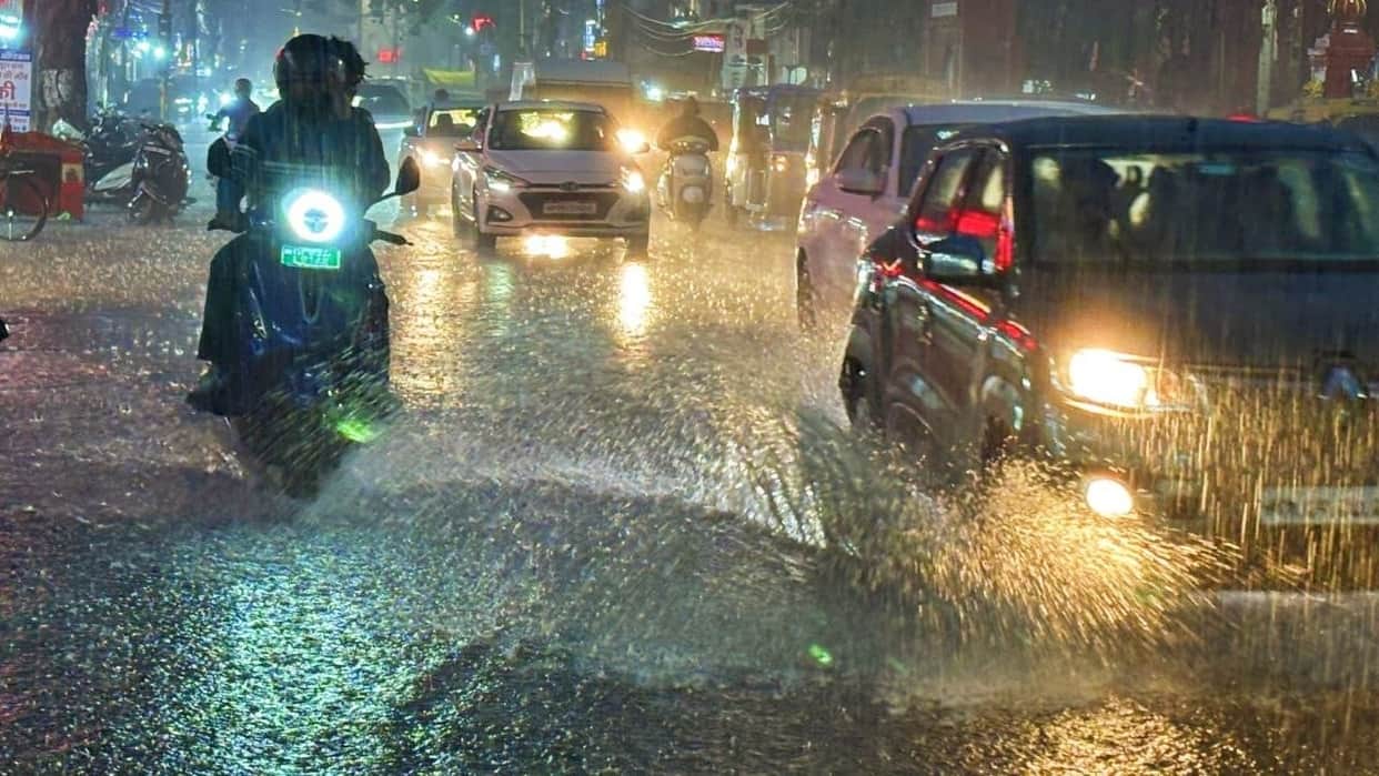 Indore News Heavy Rain Lashes Indore Leading To Severe Waterlogging And Traffic Jams