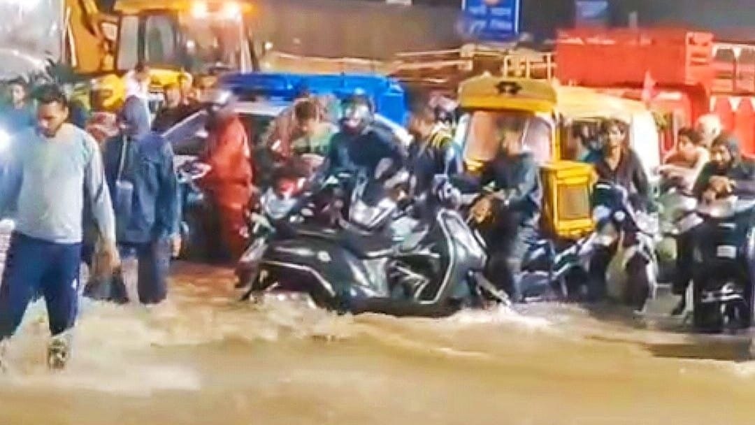 Indore News Heavy Rain Lashes Indore Leading To Severe Waterlogging And Traffic Jams