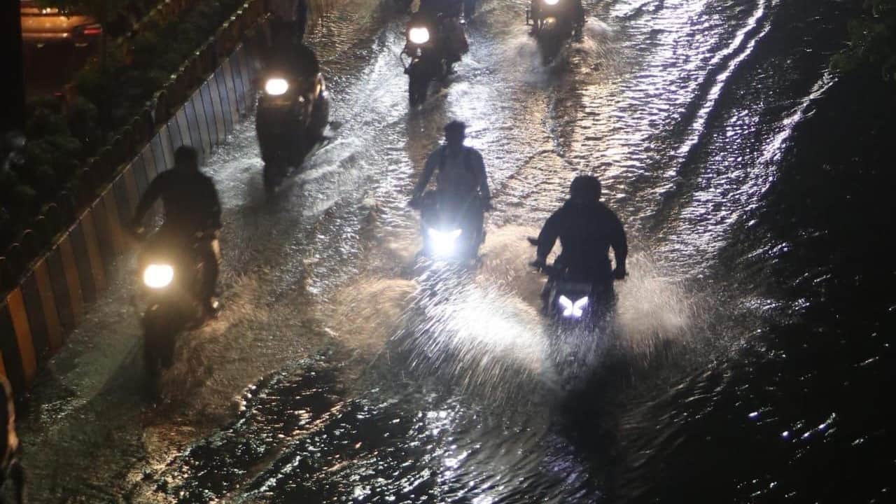 Indore News Heavy Rain Lashes Indore Leading To Severe Waterlogging And Traffic Jams