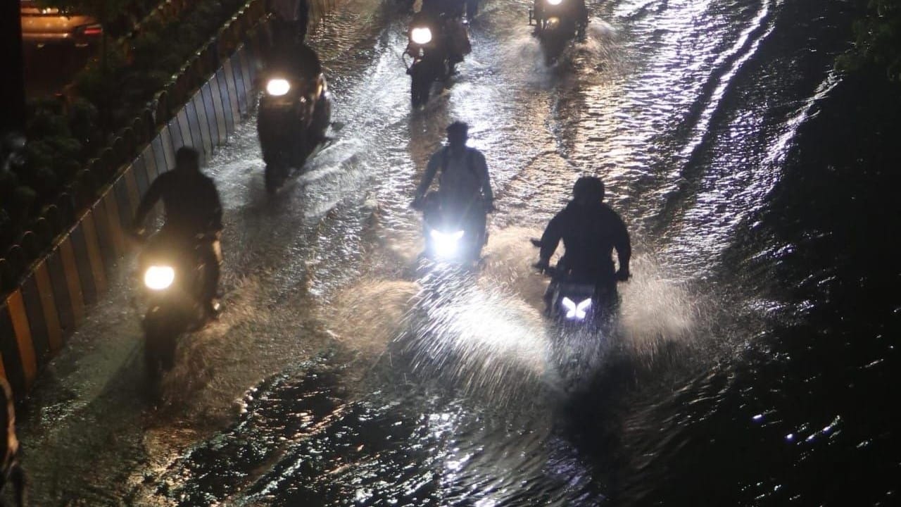 Indore News Heavy Rain Lashes Indore Leading To Severe Waterlogging And Traffic Jams