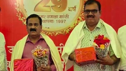 Jhansi: Amar Ujala's 29th Foundation Day celebrated with grandeur; retired employees honored.